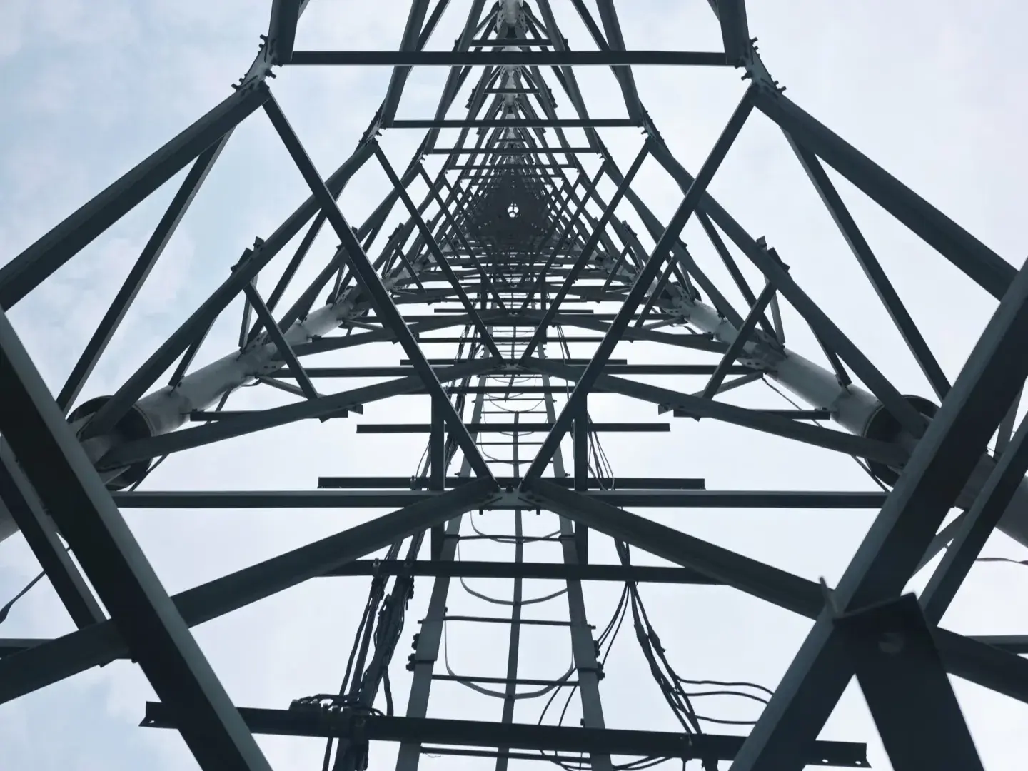 ট্রান্সমিশন টাওয়ারের সিমেট্রিক নান্দনিকতা